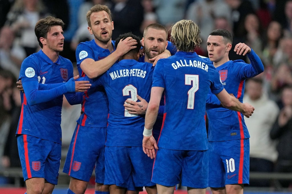 Englands Luke Shaw (M) feiert mit seinen Mannschaftskameraden das Tor zum 1:1-Ausgleich.