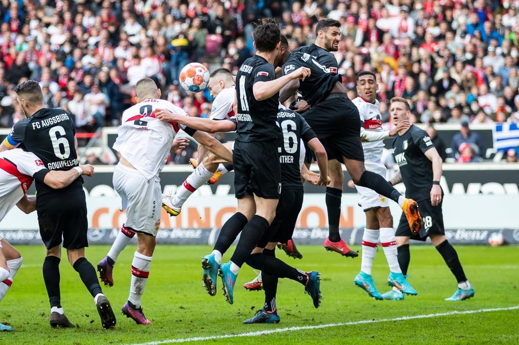 Waldemar Anton (3.v.l.) köpfte zum Stuttgarter 1:1 gegen Augsburg ein.