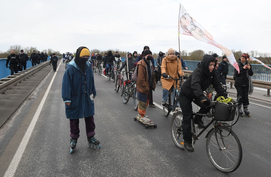 Demonstration auf der Elbebrücke der B189 zwischen Wittenberge und Geestgottberg: Die A-14-Gegner waren unter anderem mit Fahrrädern und Skateboards unterwegs.