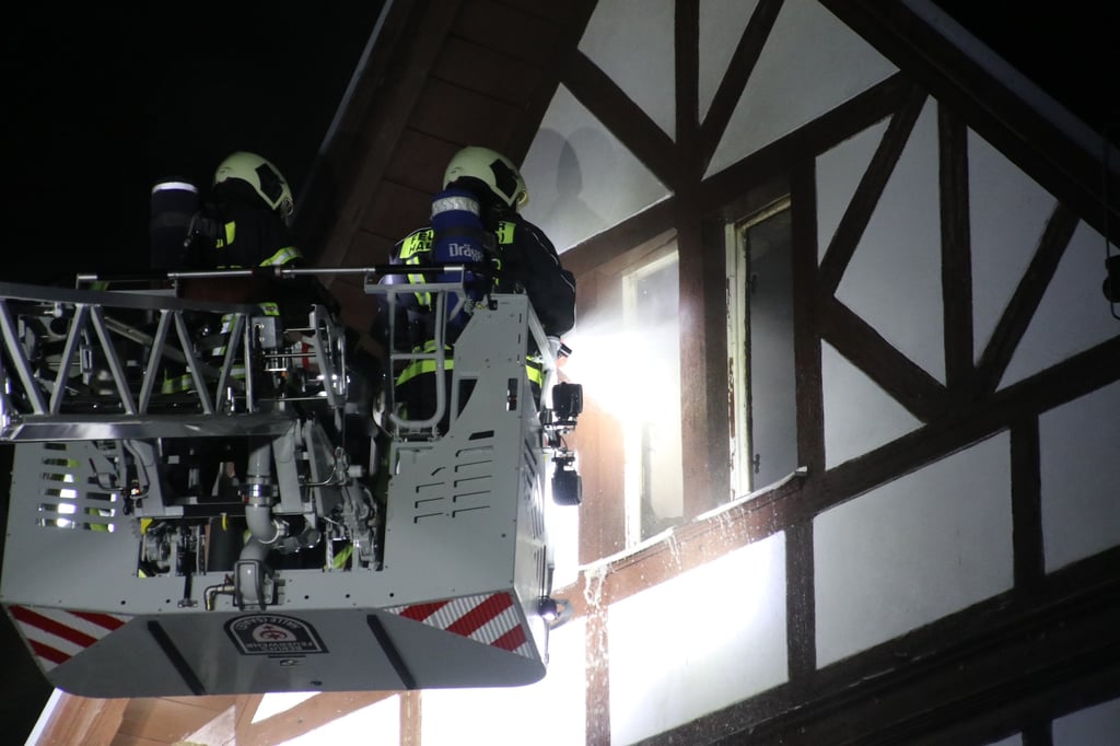 Bis in die Morgenstunden war die Feuerwehr beim Waldkater in Halle im Einsatz.