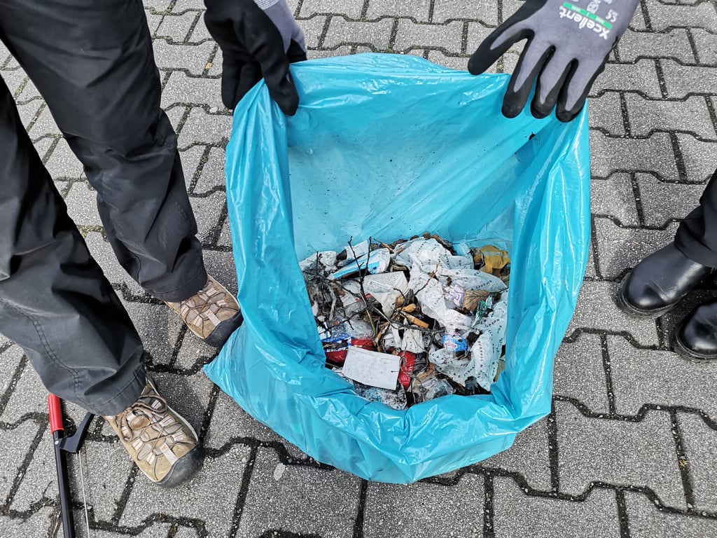 Papier, Zigarettenstummel, weggeworfene Corona-Masken: In Zeitz ist am Samstag allerhand Unrat von Wegen und Wiesen gesammelt worden.