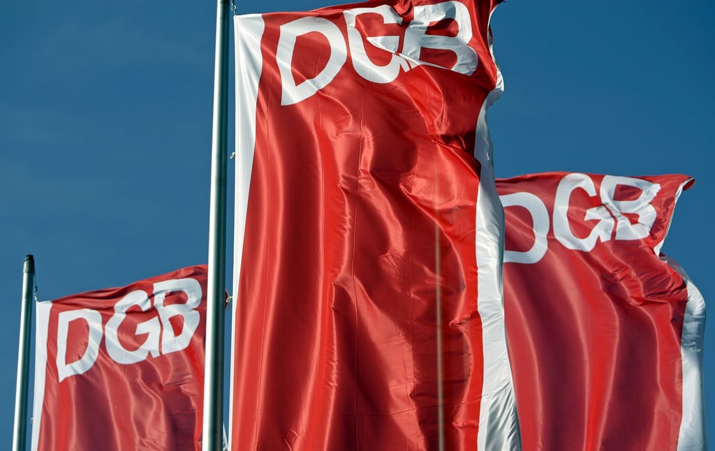 Fahnen des Deutschen Gewerkschaftsbunds (DGB) in Leipzig. Die Organisation kritisiert die erwogene Lockerung der Corona-Regelungen - die Regierung dürfe sich laut DGB-Vorstandsmitglied Anja Piel nicht aus der Verantwortung stehlen.