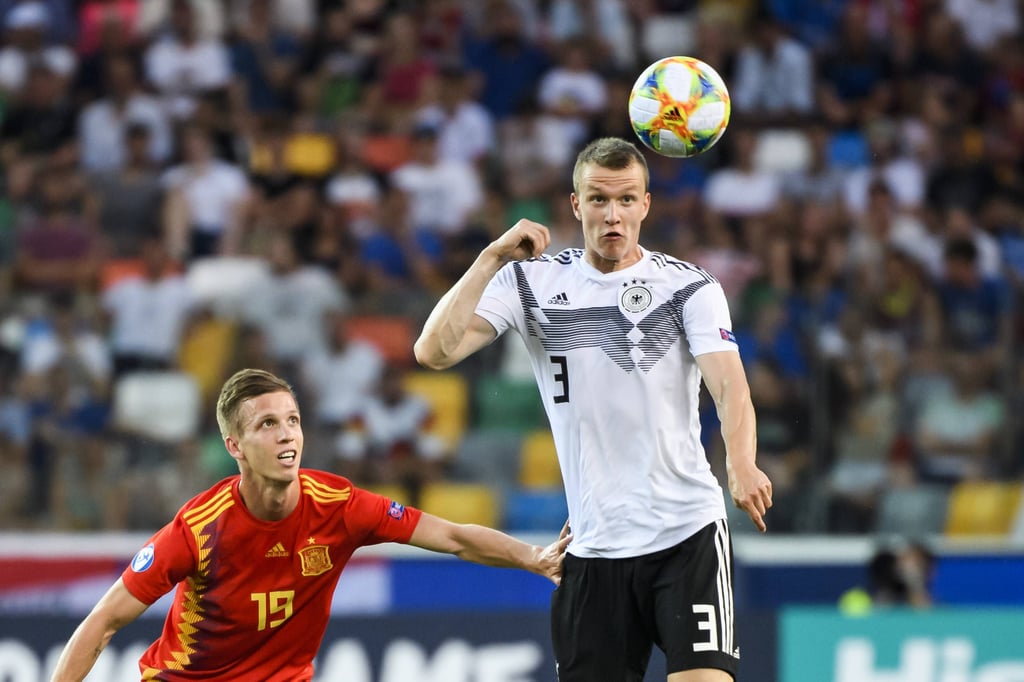 Lukas Klostermann trifft mit Deutsachland auf Spanien mit Dani Olmo.