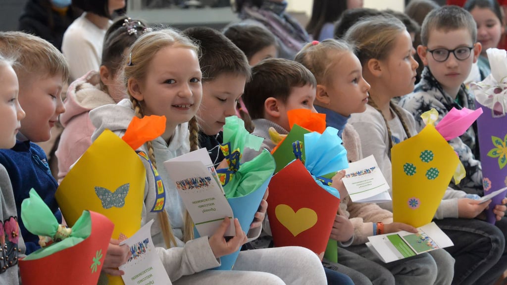 Erste ukrainische Schülerinnen und Schüler werden in der Grundschule Pfeilergraben willkommen geheißen.