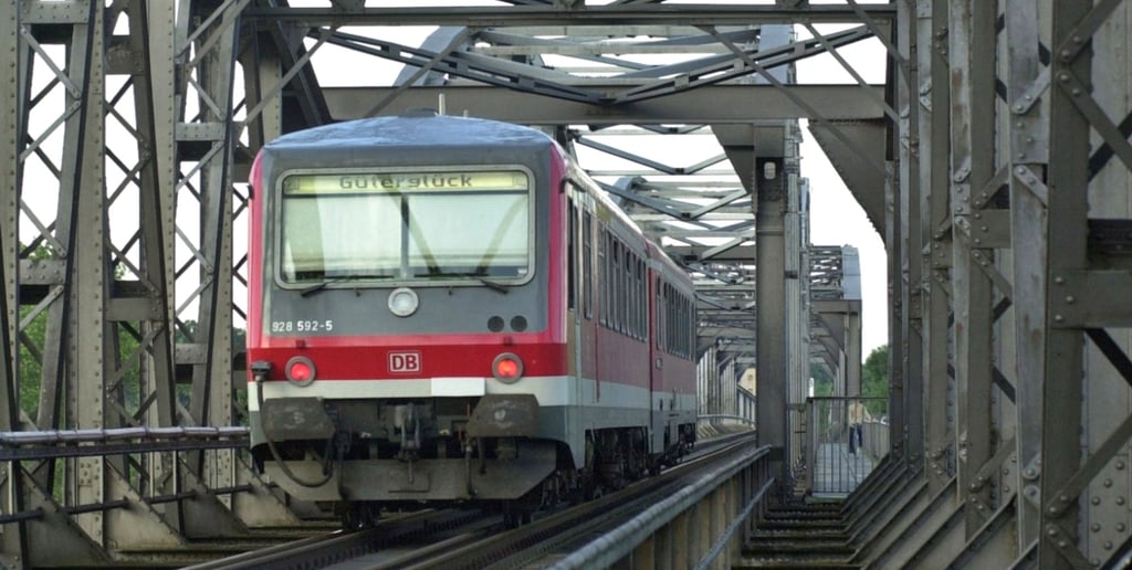 Dieses Foto ist 20 Jahre alt, stammt aus dem Jahr 2002. Wann wieder Züge über die Barbyer Elbbrücke rollen, ist noch völlig unklar.