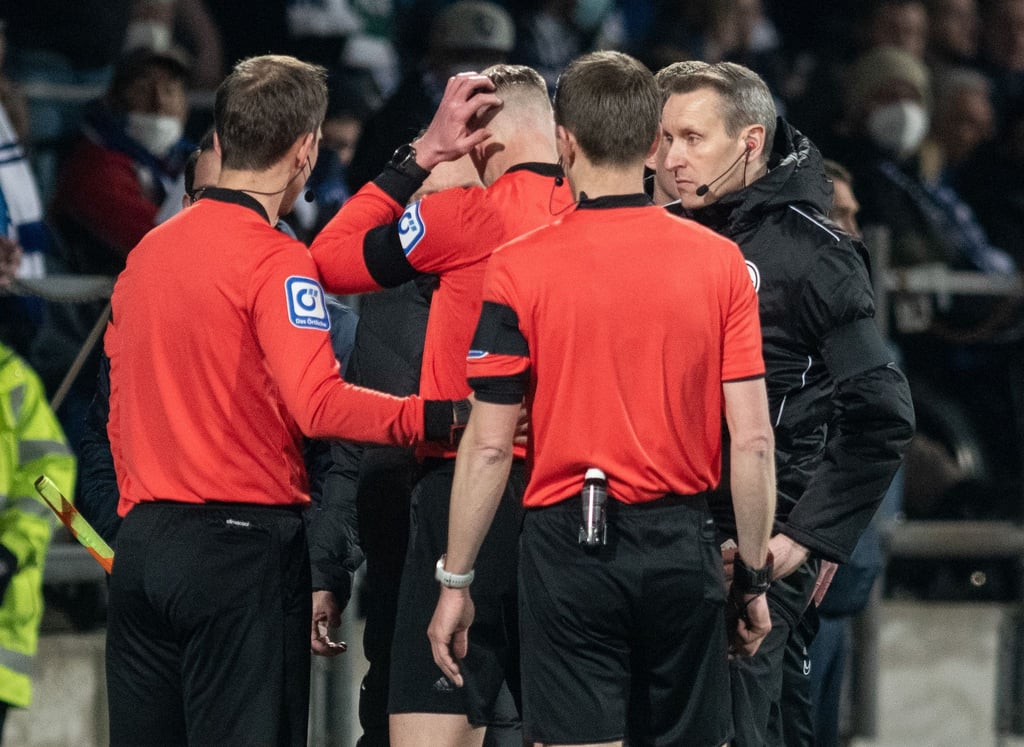 Schiedsrichterassistent Christian Gittelmann (M) wurde in Bochum von einem Bierbecher getroffen.