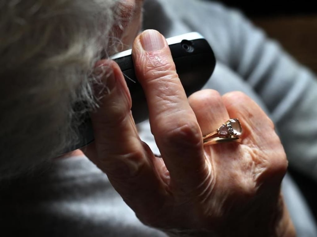 Eine Seniorin aus Mücheln ist auf Betrüger hereingefallen und eine Hohe Summe Bargeld sowie Schmuck an Kriminelle übergeben.