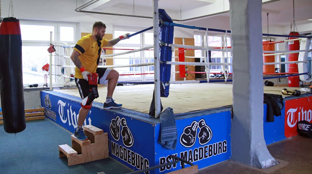 Tom Schwarz bereitet sich im Gym des BSV – Return to Fight e.V. in Magdeburg auf sein Comeback als Profiboxer vor.
