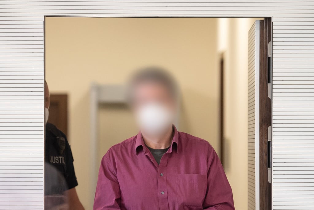 Der Angeklagte muss sich wegen Mordes und unerlaubten Waffenbesitzes verantworten.