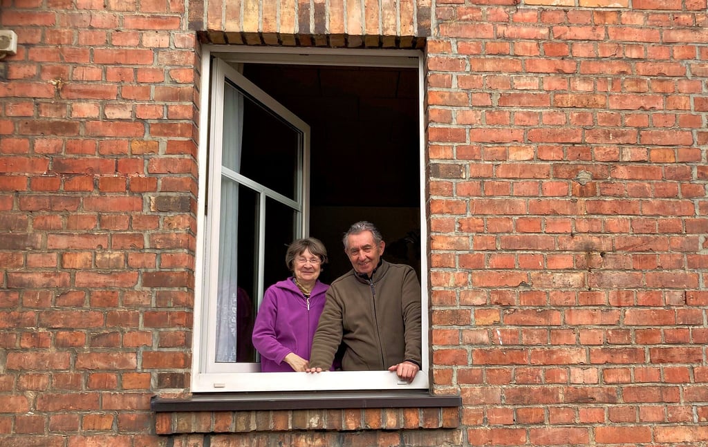 Das Ehepaar Lafeld erzählt aus seinem Fenster in der Bahnhofstraße 29. Harry Lafeld wohnt schon seit 80 Jahren dort.