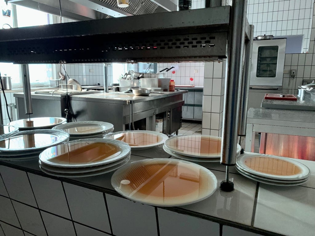 Die Küche der Gaststätte Waldkater steht nach dem Löscheinsatz unter Wasser. Direkt darüber hatte es gebrannt. Das Wasser lief die Wände herunter und tropfte von der Decke.