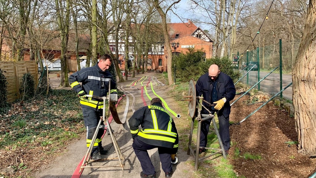 Nach dem Großeinsatz im Waldkater in Halle rollten Einsatzkräfte der Feuerwehr am Samstag die Löschschläuche wieder ein.