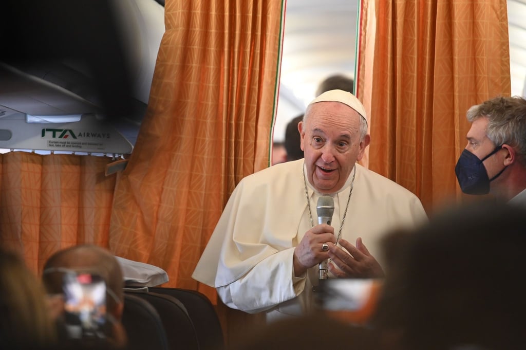 Papst Franziskus vor Journalisten auf einer Reise nach Malta.