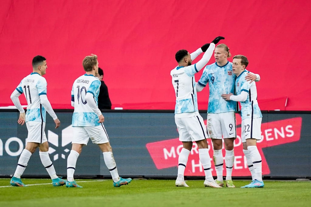 Norwegens Erling Haaland (2.v.r) jubelt nach dem Tor zum 1:0 mit seiner Mannschaft.