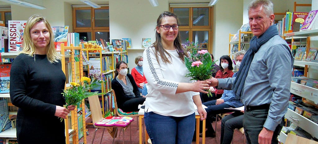 Anne Bogus (Mitte) ist die neue Vorsitzende des Bibliotheksfördervereins „Lesezauber“. Dazu gratulieren die Mitglieder Torsten Gatzsche und Bibliotheksleiterin Janina Freimann.