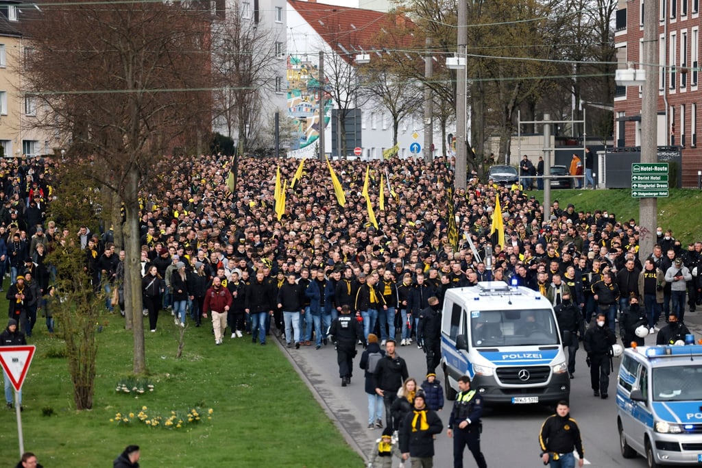 BVB-Fans ziehen durch die Dortmunder Innenstadt.