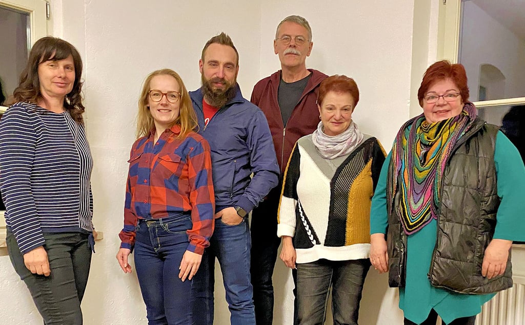 Zusätzlich zur vorgestellten Jahresplanung wurde auch der Vereinsvorstand von „Vogelsdorf(er)leben“ neu gewählt. Er besteht fortan aus (von links): Andrea Merten (Vorsitzende), Janin Kaul und Falko Knocke (beide Beisitzer), Andreas Seetge (Stellv. Vorsitzender), Evelin Matthies (Kassenwartin) und Marion Frielingsdorf (Schriftführerin).