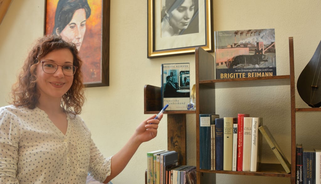 Maria Sonnabend zeigt in der Burger Stadtbibliothek auf den Roman „Franziska Linkerhand". Anlässlich des 90. Geburtstages von Brigitte Reimann sind dieses Jahr Veranstaltungen geplant.