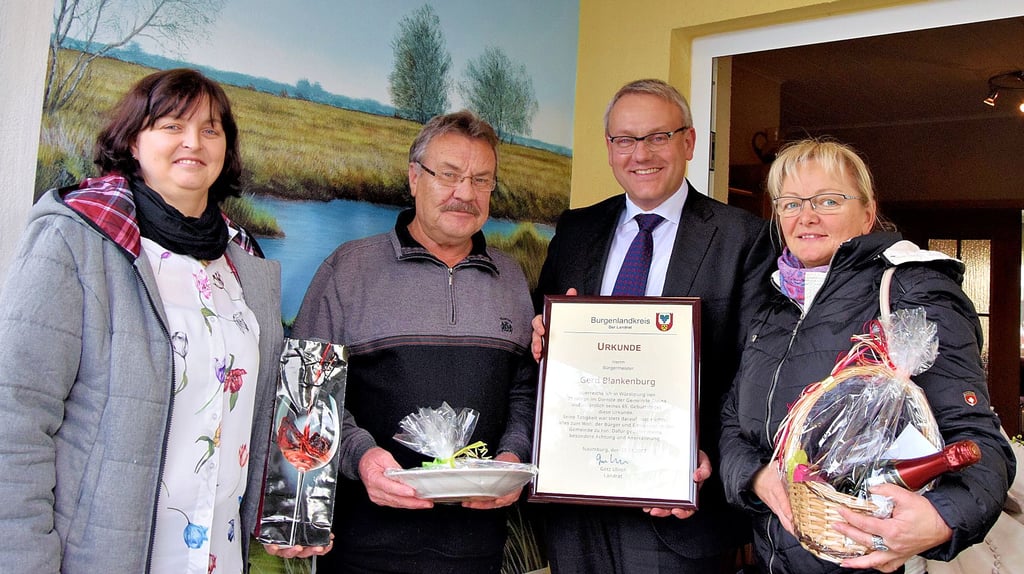 65 Jahre alt und 25 Jahre Bürgermeister: Landrat Götz Ulrich (2.v.r.), VG-Bürgermeisterin Jana Grandi (r.) und Ulrike Hartmann von der Kommunalaufsicht gratulierten Gerd Blankenburg einst im November 2017.