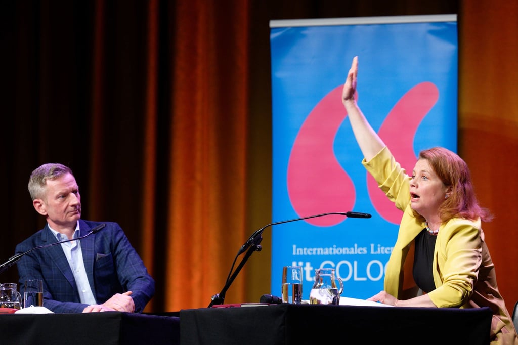 Die Schauspieler Annette Frier (r) und Michael Kessler (l) sitzen bei einer Veranstaltung des Literaturfestivals lit.COLOGNE auf der Bühne.