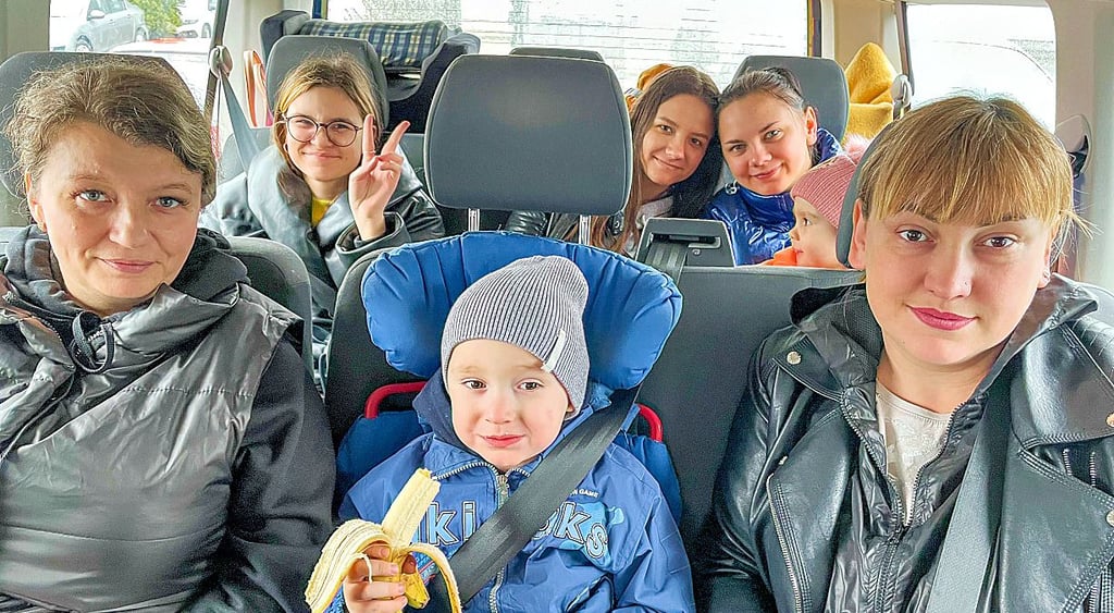 13 Frauen und Kinder sowie ein Hund und eine Katze treten die rund 1.000 Kilometer lange Fahrt nach Naumburg an.