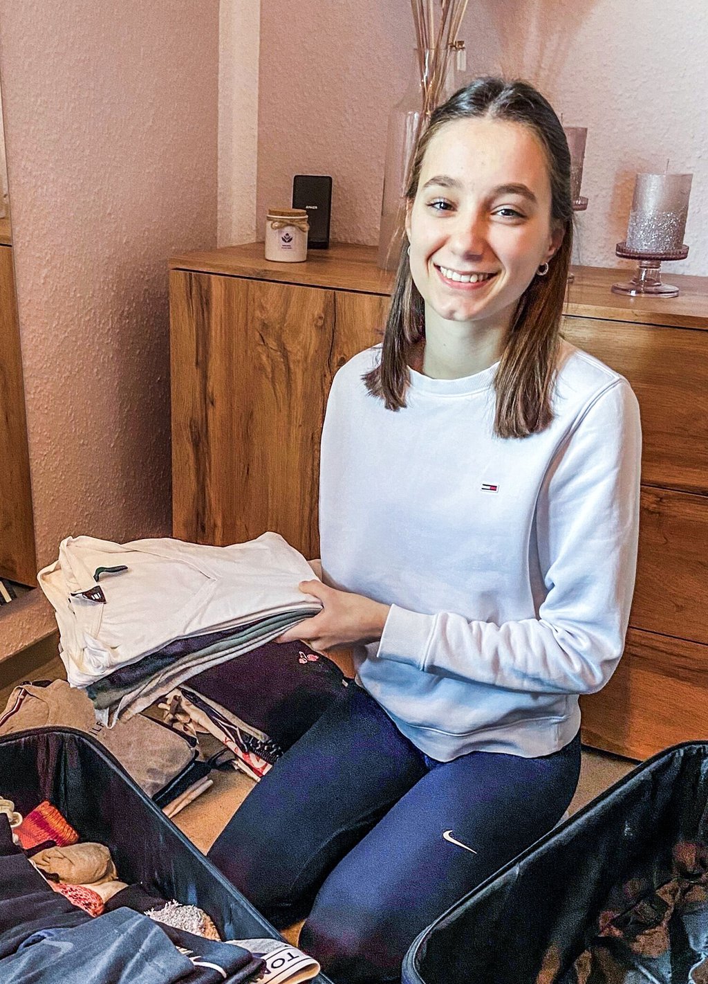 Pauline packt ihren Koffer fürs Krankenhaus. Dort wird die 17-Jährige bald eine Stammzellspende bekommen.