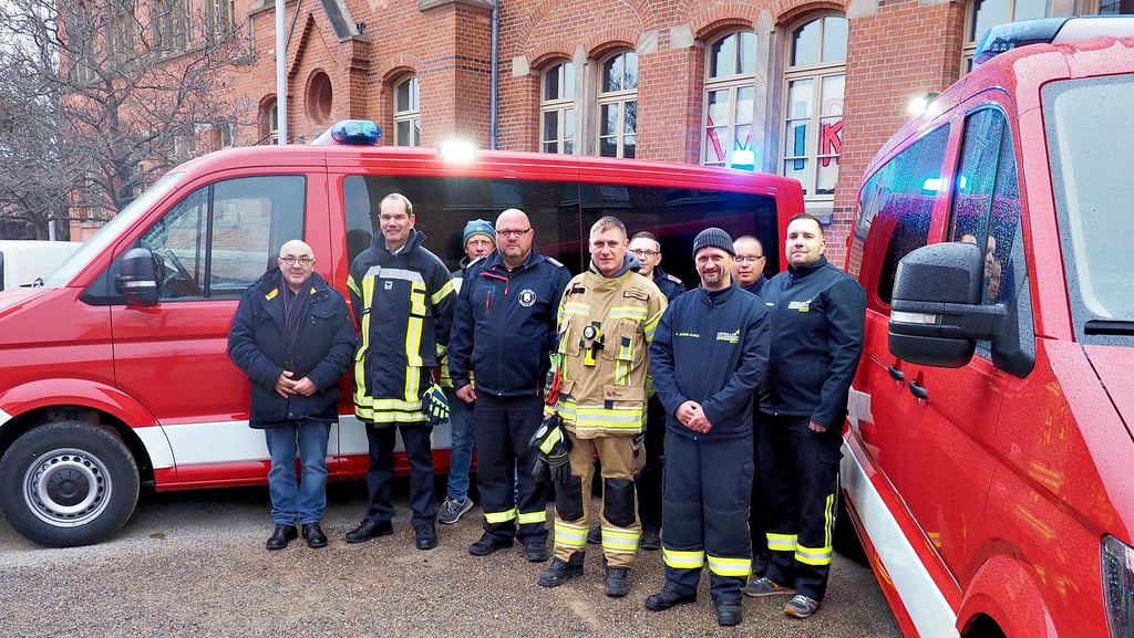 Die Freude, dass es mit den beiden Fahrzeugen geklappt hat, ist den Akteuren der Feuerwehr und Stadtverwaltung anzusehen. Donnerstagabend präsentieren sie die gerade abgeholten Kleinbusse. Am Freitag wurden sie noch beschriftet und beklebt.