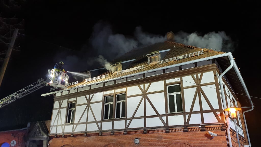 In der Nacht zum samstag war der Waldkater durch einen Brand im Dachgeschoss schwer beschädigt worden.