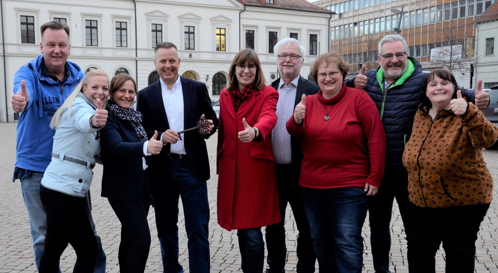 Bernhard Hieber (4.v.l.) freut sich mit seinen Mitstreitern über den Wahlsieg. Als neuer Bürgermeister von Haldensleben wird er am 1. Juli sein Amt antreten. Von Alexandra Hansen (2.v.l.), Vorsitzende des Haldensleber SPD-Ortsvereins, hat er symbolisch den Schlüssel zum Rathaus bekommen.