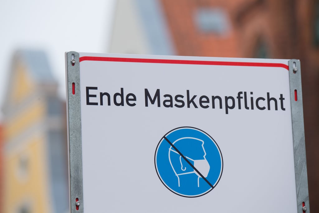 Im Handel, in Geschäften, Bars, Kinos, Fitnessclubs und so weiter ist die Maskenpflicht aufgehoben. In Bussen und Bahnen gilt sie noch.