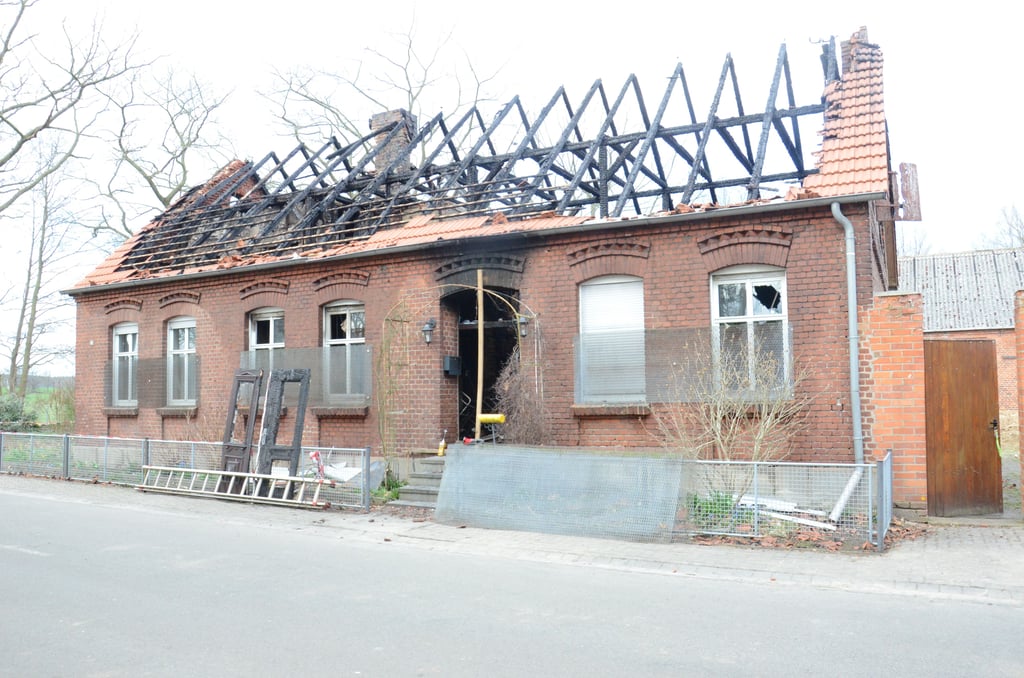Nachdem in den Wochen zuvor bereits dreimal auf diesem Grundstück in Faulenhorst Feuer ausbrach, brannte das Wohnhaus Ende März 2021 nieder. Insgesamt löschte die Ortsfeuerwehr Kalbe in den Jahren 2020/21 elf Brände.