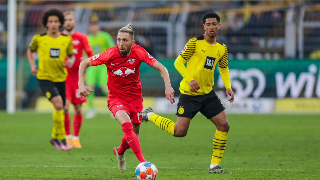 RB Leipzigs Kevin Kampl treibt gegen den BVB den Ball nach vorne.
