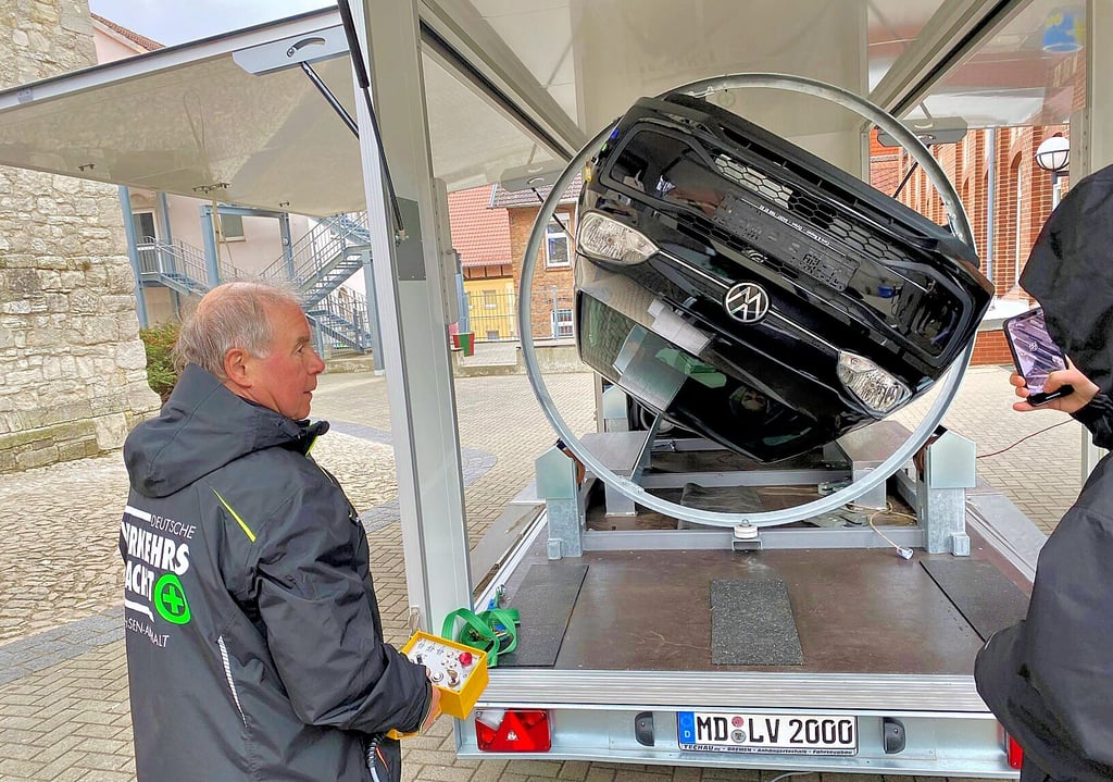 Etwas Mut erforderte der Überschlagsimulator. Im Straßenverkehr möchte diese Situation – kopfüber irgendwo im Graben zu landen – kein Schüler erleben.