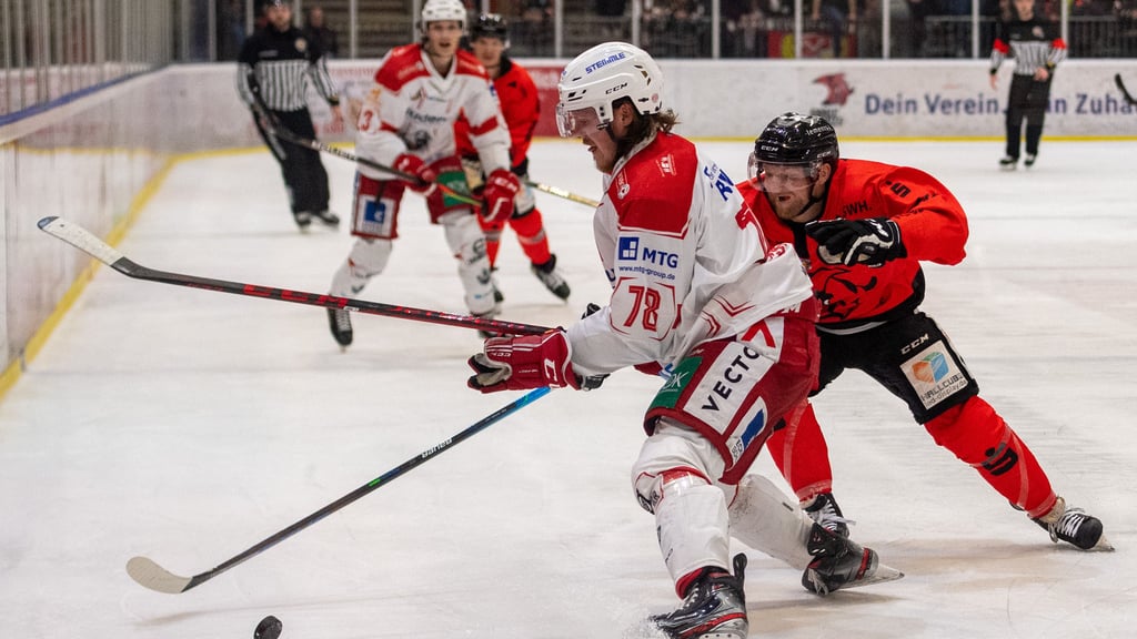 Die Saale Bulls um Torschütze Denis Gulda (r.) haben die Serie ausgeglichen