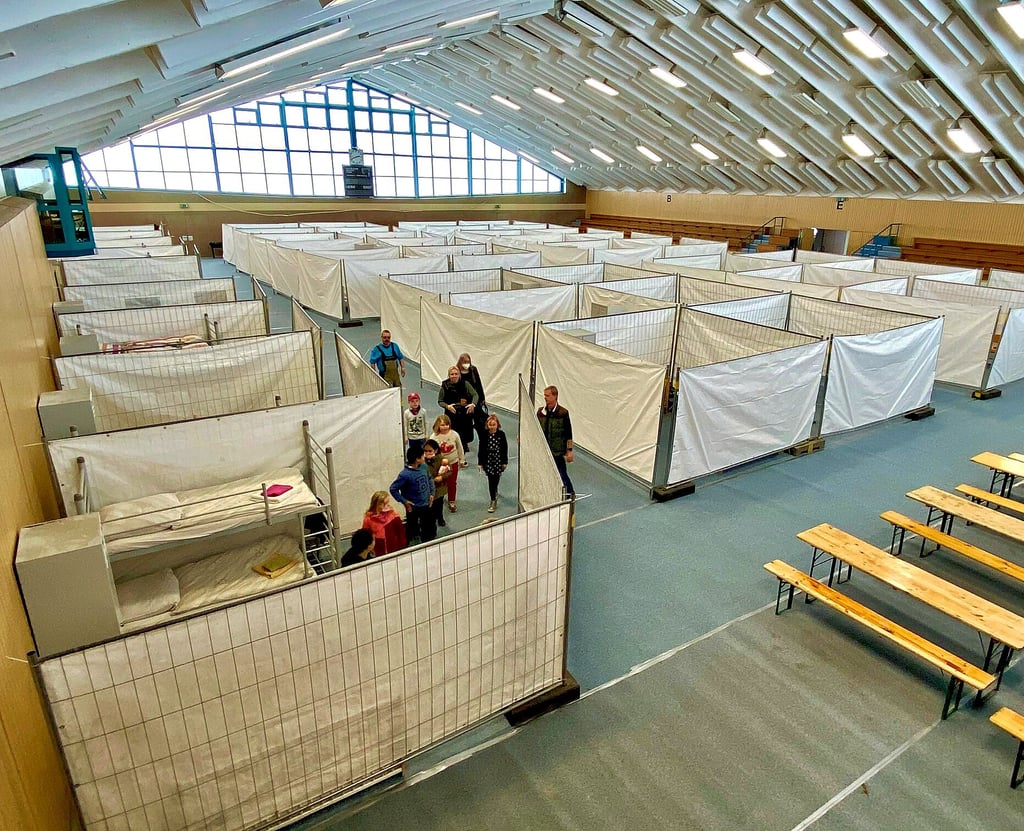 Kinder des Hortes Hasenturm in Bernburg haben für die Flüchtlinge gebastelt. In der Bruno-Hinzhalle, die künftig als Erstaufnahmestation dienen soll, haben sie einen ersten Einblick bekommen.