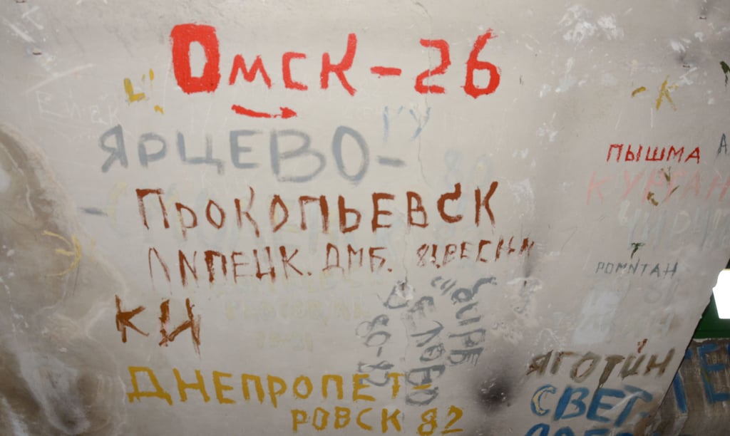 Lost Place Hochschule Magdeburg: Als wären sie gestern aufgetragen worden: Inschriften sowjetischer Soldaten, die im Haus 1 der Hochschule offenbar ihre Heimatorte voller Sehnsucht nach ihnen an die Wand schrieben.