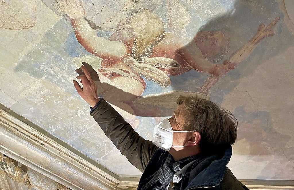 Restaurator Matthias Pröpper ließ es sich nicht nehmen, den Besuchern die Arbeiten zum Freilegen eines rund 300 Jahre alten Deckengemäldes in der Schlosskapelle zu erläutern.