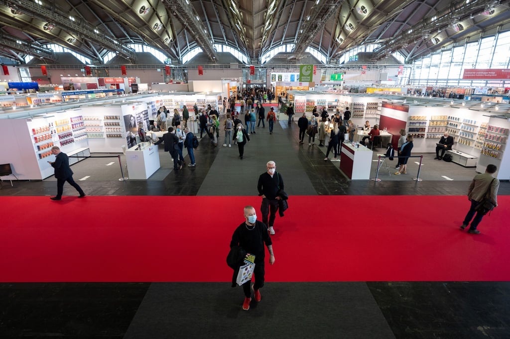 Menschen gehen während des ersten Besuchertags der Frankfurter Buchmesse 2021 durch die Halle 3.1.
