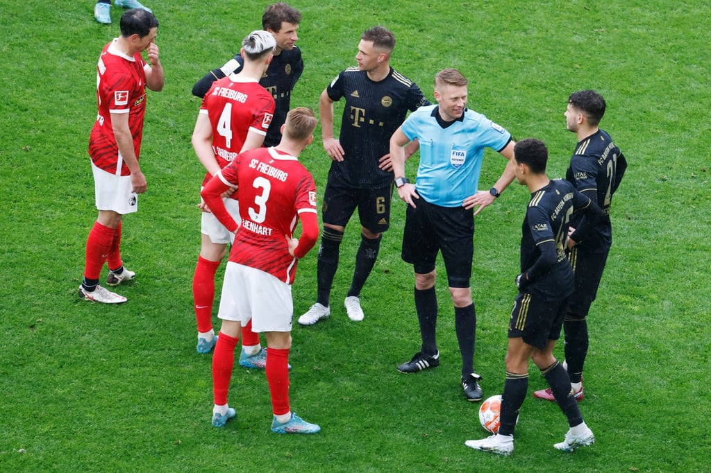 Nach dem Wechselfehler der Bayern unterbrach Schiedsrichter Christian Dingert (3.v.r.) die Partie für mehrere Minuten.
