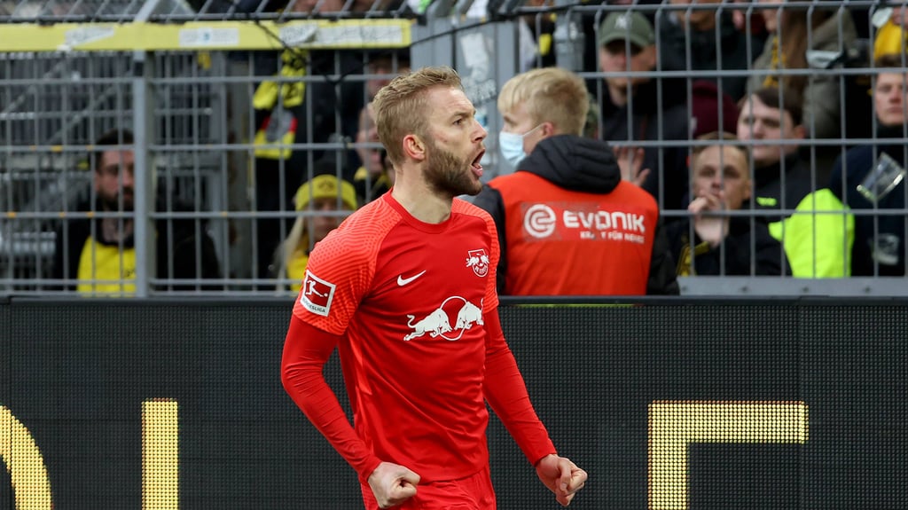 Jubel vor der Südtribüne: Konrad Laimer.