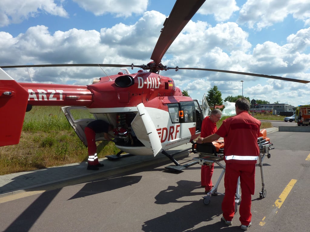 Ein Rettungshubschrauber, hier bei einem früheren Einsatz, flog den verletzten Radfahrer in das Bergmannstrost nach Halle.