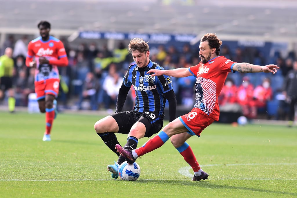 Bergamos Alexey Miranchuk (Mitte) im Zweikampf mit Napolis Mario Rui.