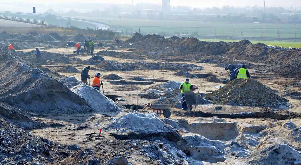 Grabungshelfer legen Grundflächen und Überreste von Gebäuden an der Baustelle der Autobahn 14 bei Colbitz frei.