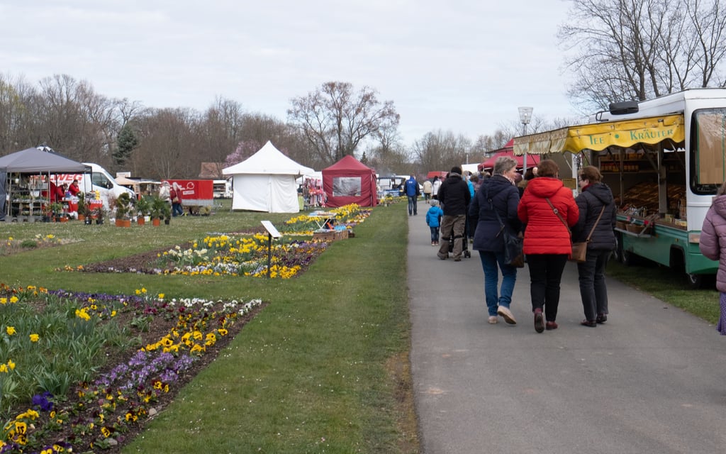 Frühlingsmarkt im Schlosspark Moritzburg in Zeitz. Kaum hat der Park geöffnet, sind auch schon die ersten Besucher da.