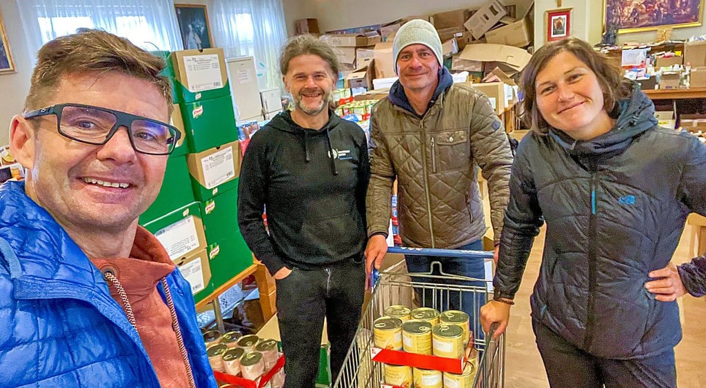 Torsten Biel (v.l.), Vadim Bulst, Daniel Merkel und Kirsten Reichert laden zwei Transporter mit Hilfsgütern im Gemeindehaus der Kirche von Lubaczów aus.