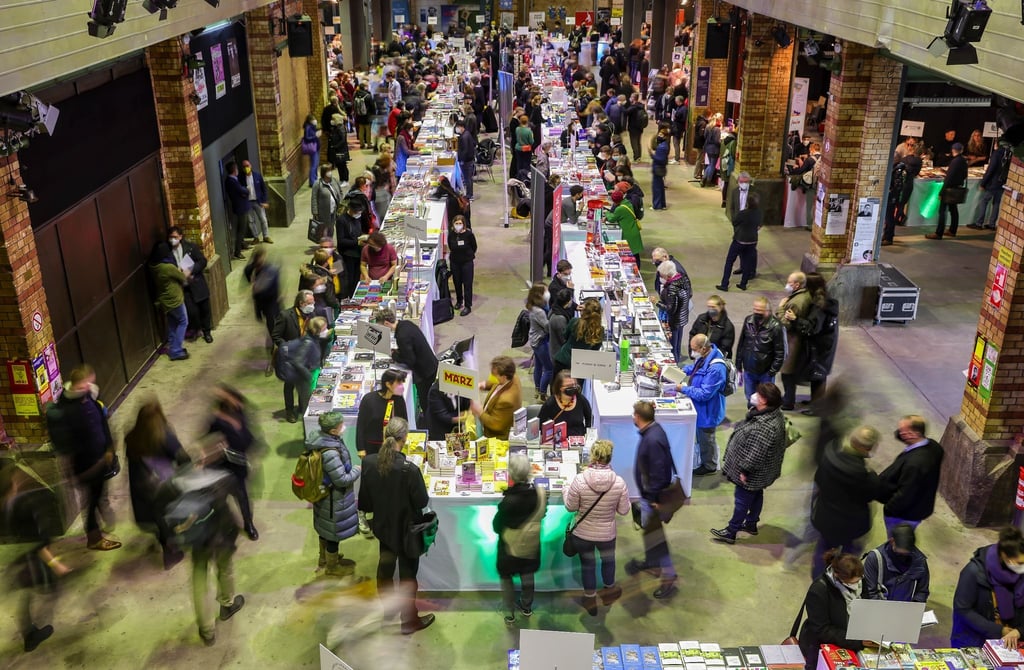 Zahlreiche Gäste besuchen die Buchmesse Pop Up in Leipzig.