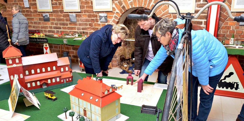Dieser alte Stadtplan von Sandau in der Ausstellung im Sandauer Kirchturm wird durch zwei Modelle von einst insgesamt drei Stadttoren ergänzt, welche Nico Heller mit seinem 3D-Drucker erzeugt hatte. Auch Modelle von Rathaus, Feuerwehr und Kirche sind zu sehen.
