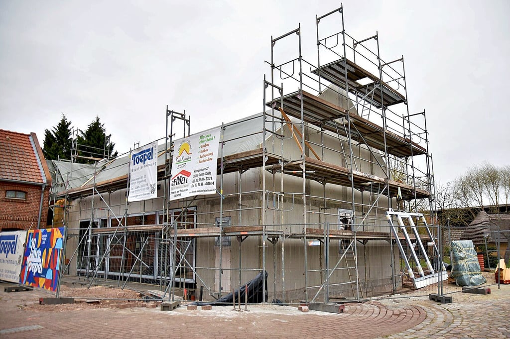 Wetterfest ist der neue Veranstaltungssaal in Magdeburg-Pechau bereits. Türen und Fenster sind eingebaut.