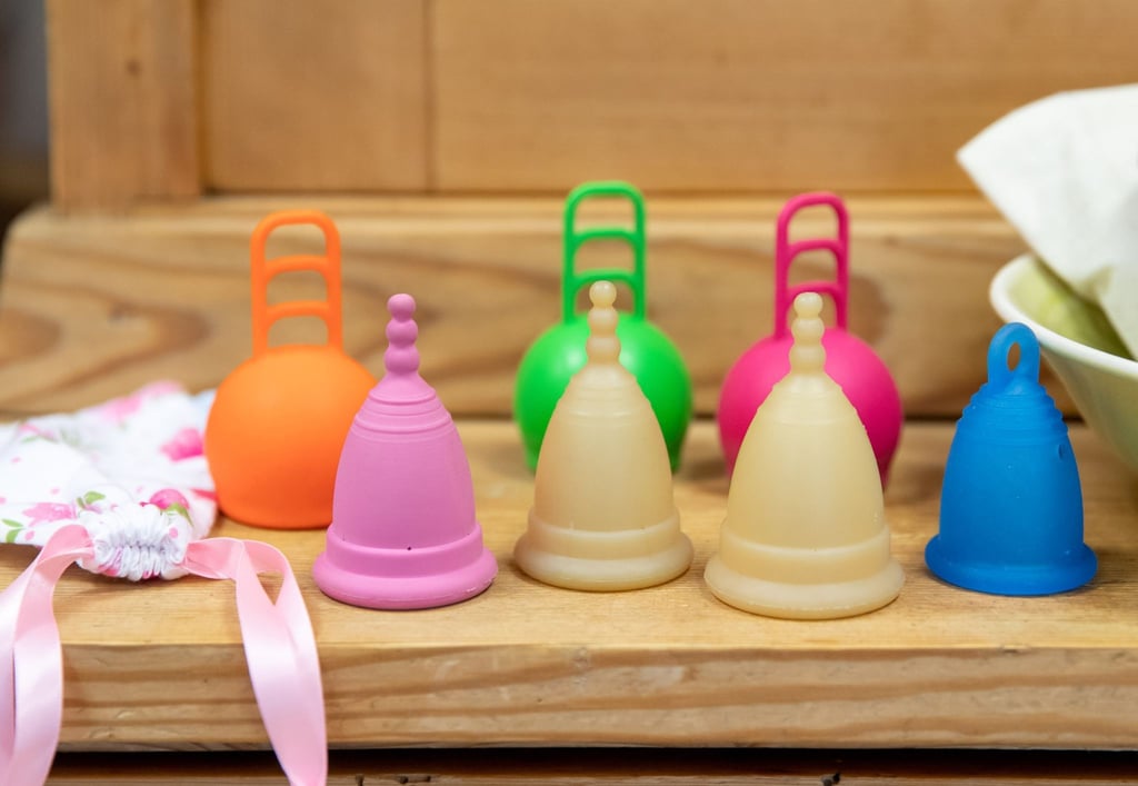 Menstruationstassen kommen in verschiedenen Farben und Formen daher. Die meisten von ihnen enthalten laut „Öko-Test“ keine schädlichen Stoffe.