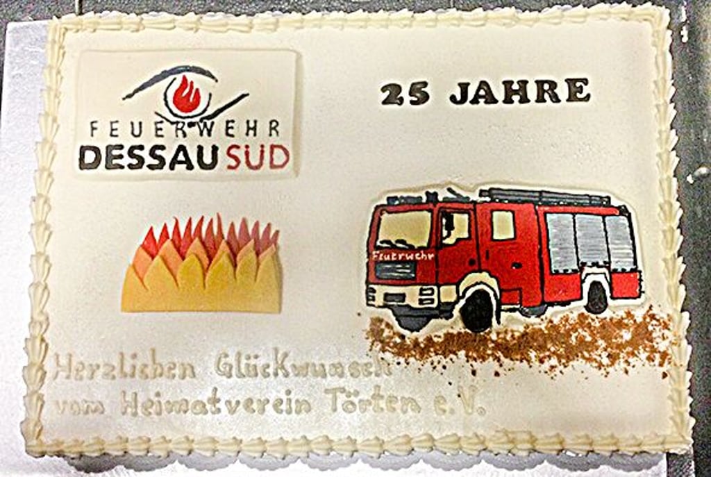Der Heimatverein Törten gratulierte mit einer Torte.
